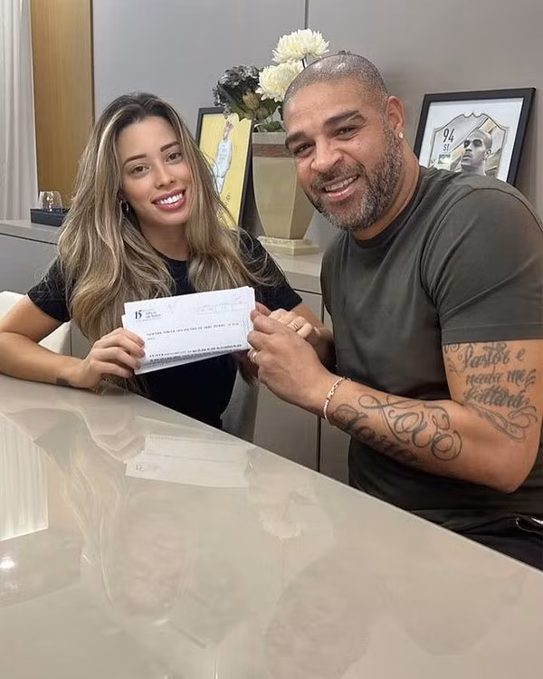 Cựu tiền đạo Inter Milan và vợ nhiều lần chia tay rồi tái hợp từ khi hẹn hò năm 2015.