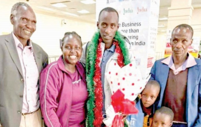 Kiptum chụp ảnh với gia đình sau khi lập kỷ lục thế giới ở Chicago Marathon hồi tháng 10/2023. Ảnh: People Daily