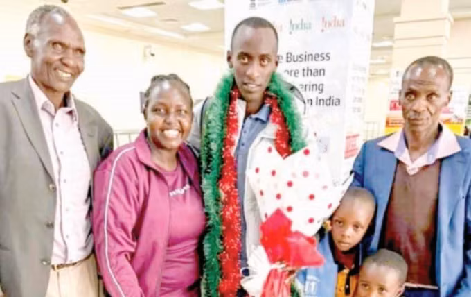 Kiptum chụp ảnh với gia đình sau khi lập kỷ lục thế giới ở Chicago Marathon hồi tháng 10/2023. Ảnh: People Daily