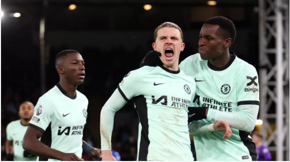 Ngôi sao người Anh ăn mừng cú đúp bàn thắng cho Chelsea.