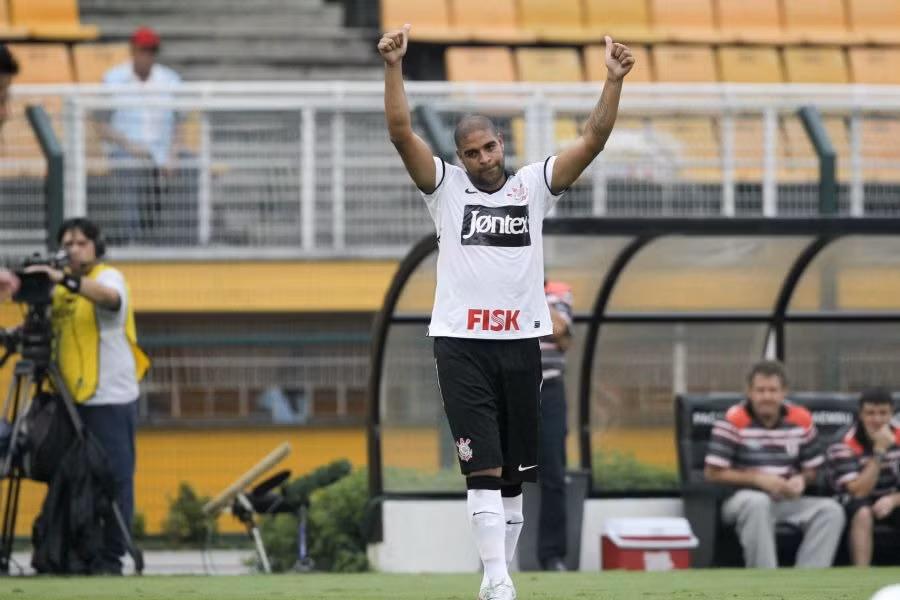 Adriano cũng từng chơi cho đội bóng quê hương Corinthians.