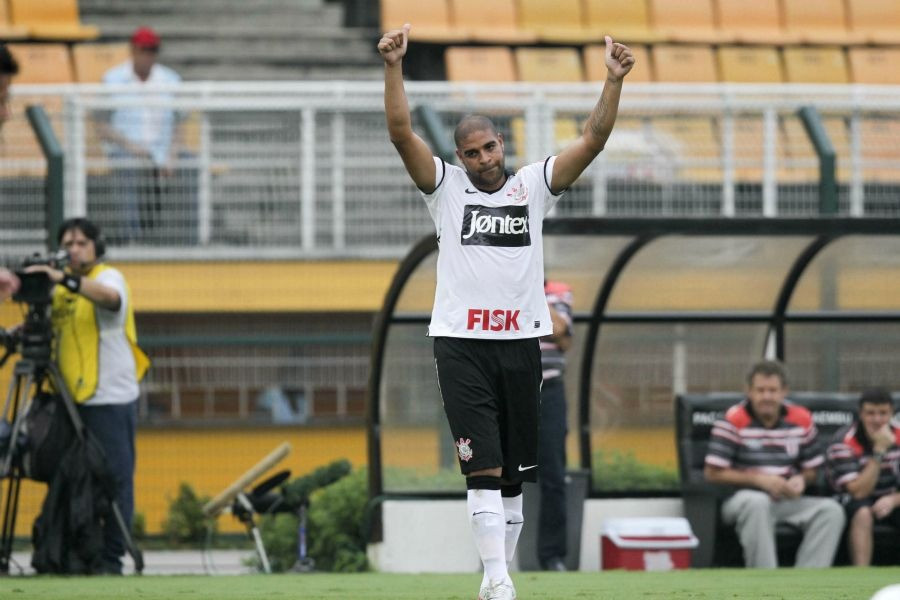 Adriano cũng từng chơi cho đội bóng quê hương Corinthians.