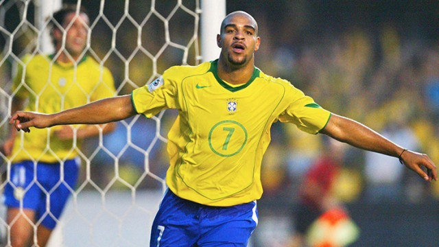 Adriano có trận ra mắt đội tuyển Brazil khi 18 tuổi và từng được đánh giá có thể kế thừa lâu dài cho huyền thoại &apos;Ro béo&apos;.