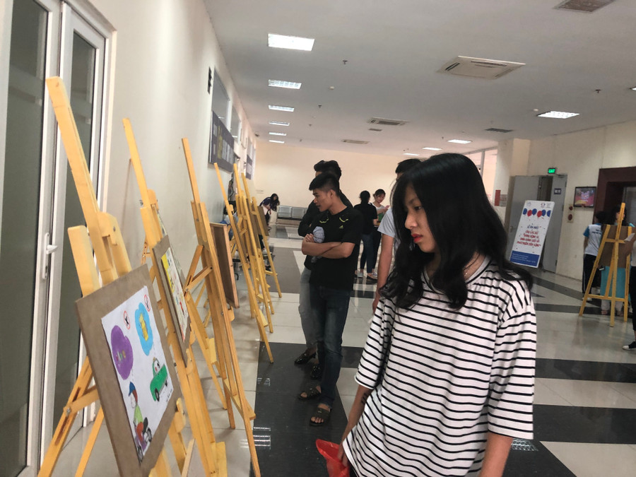 Triển lãm thu hút nhiều sinh viên tham gia Triển lãm thu hút nhiều sinh viên tham gia