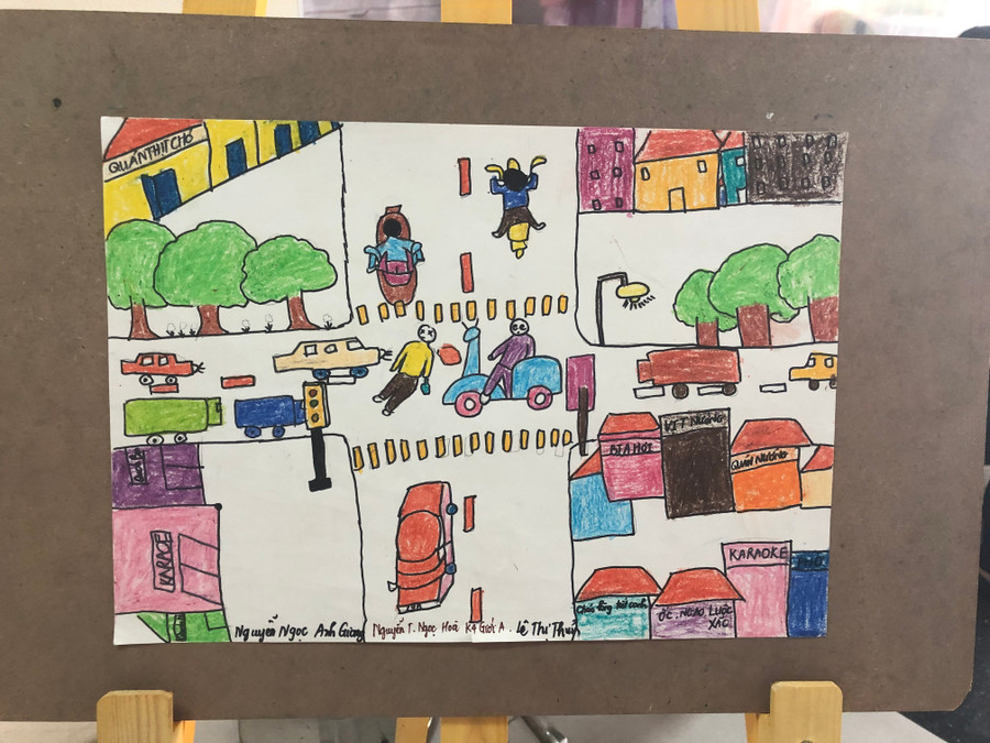 Tranh vẽ của sinh viên tại triển lãm Tranh vẽ của sinh viên tại triển lãm