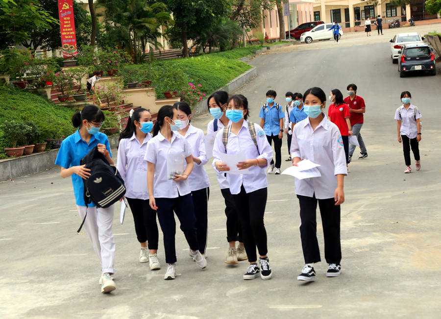 Thí sinh Lào Cai thực hiện nghiêm túc phòng, chống dịch khi tham dự kỳ thi tuyển sinh vào lớp 10. Ảnh: Tuấn Ngọc