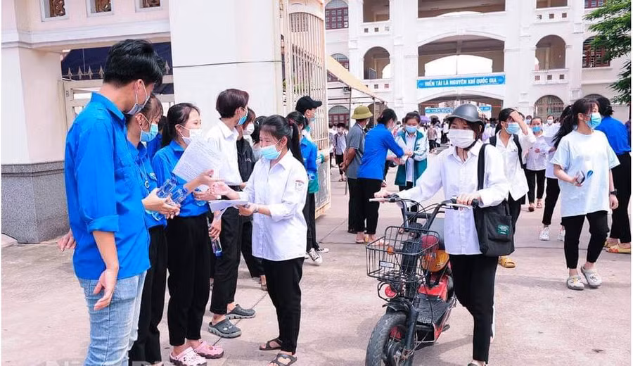 Thí sinh dự kỳ thi tuyển sinh lớp 10 ở 2 môn thi đầu đạt gần 100%. Ảnh: IT