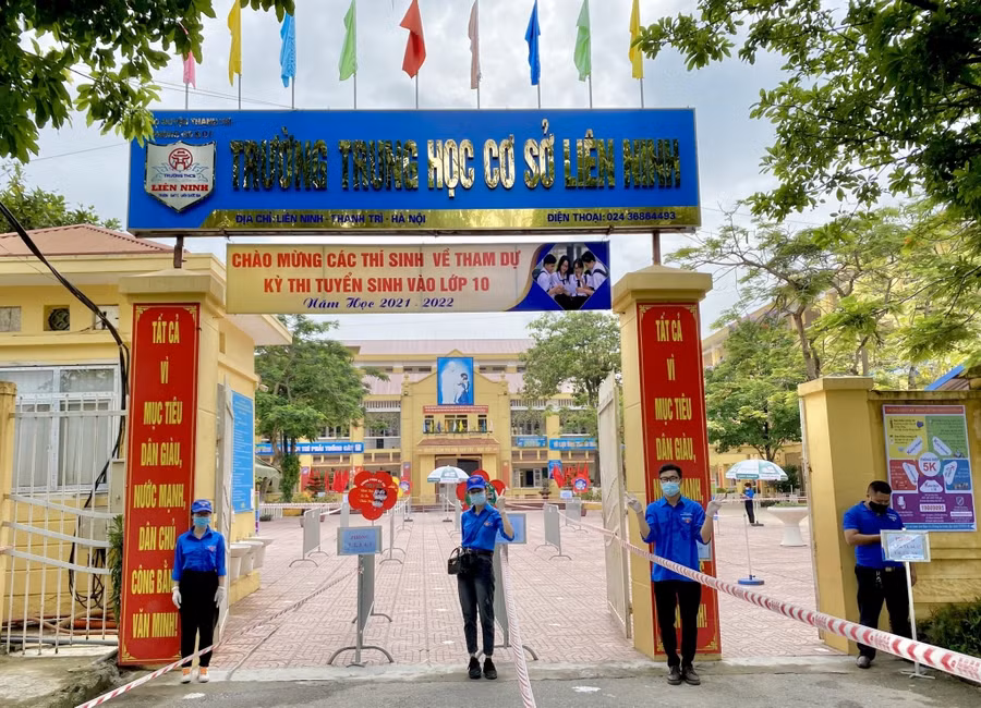 Tình nguyện viên hướng dẫn thí sinh vào phòng thi. Ảnh: IT