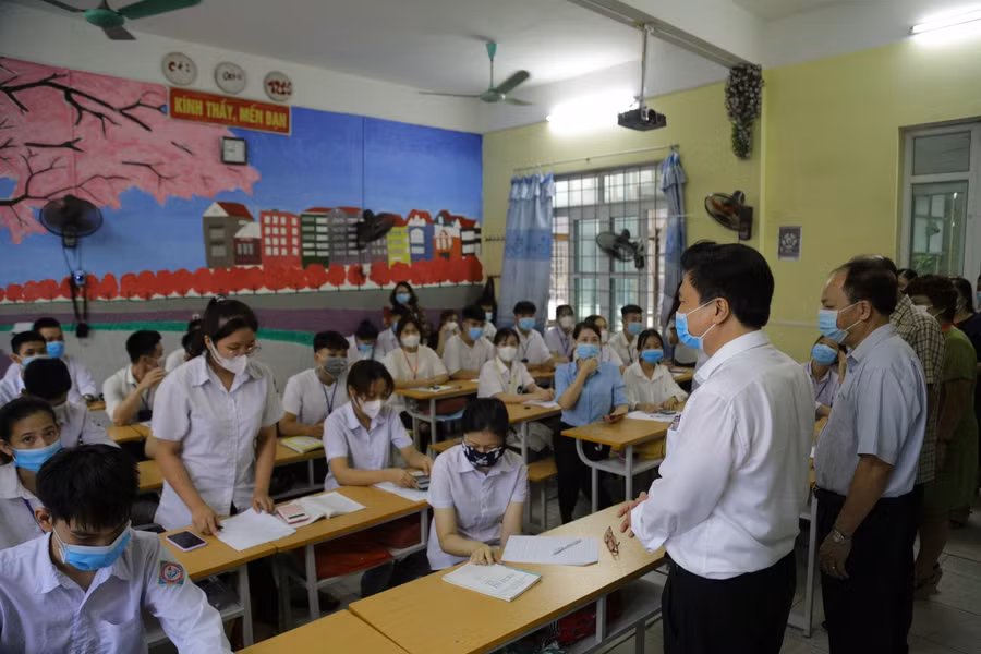 Thứ trưởng Nguyễn Hữu Độ động viên HS khối 12 trường THPT Bạch Đằng ôn thi tốt trước khi bước vào Kỳ thi.