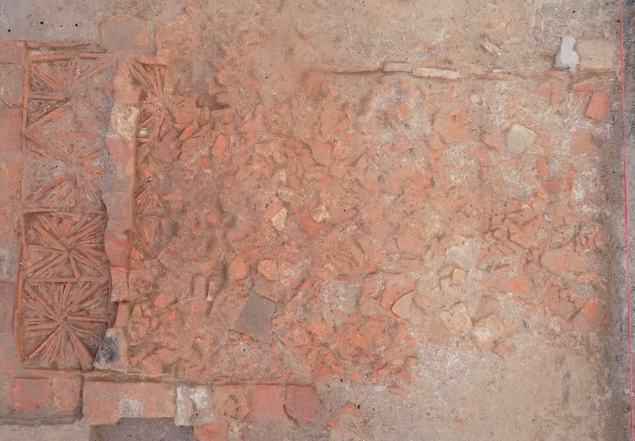 Gạch lát sân theo kỹ thuật nêm cối, tạo hình đồ án hoa chanh tại di tích An Sinh.