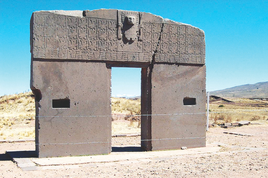 Cổng mặt trời, một trong những công trình quan trọng nhất của Kalasasaya. Cổng mặt trời, một trong những công trình quan trọng nhất của Kalasasaya.