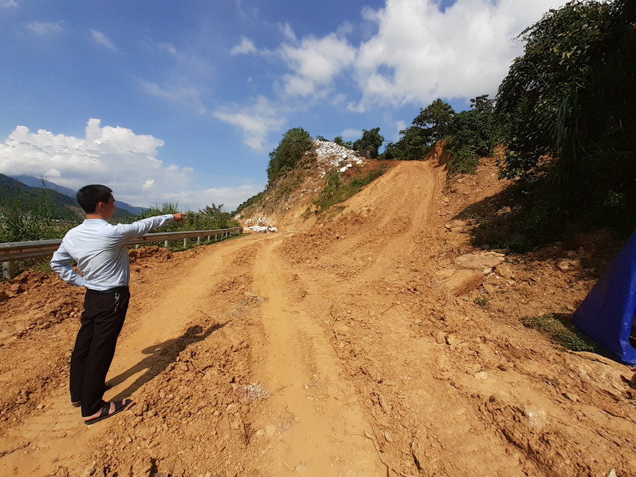 Một cán bộ thuộc Sở GTVT chỉ cho phóng viên khu vực rừng bị phá