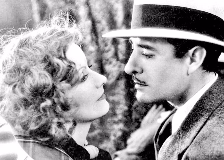 Greta Garbo và John Gilbert. Greta Garbo và John Gilbert.