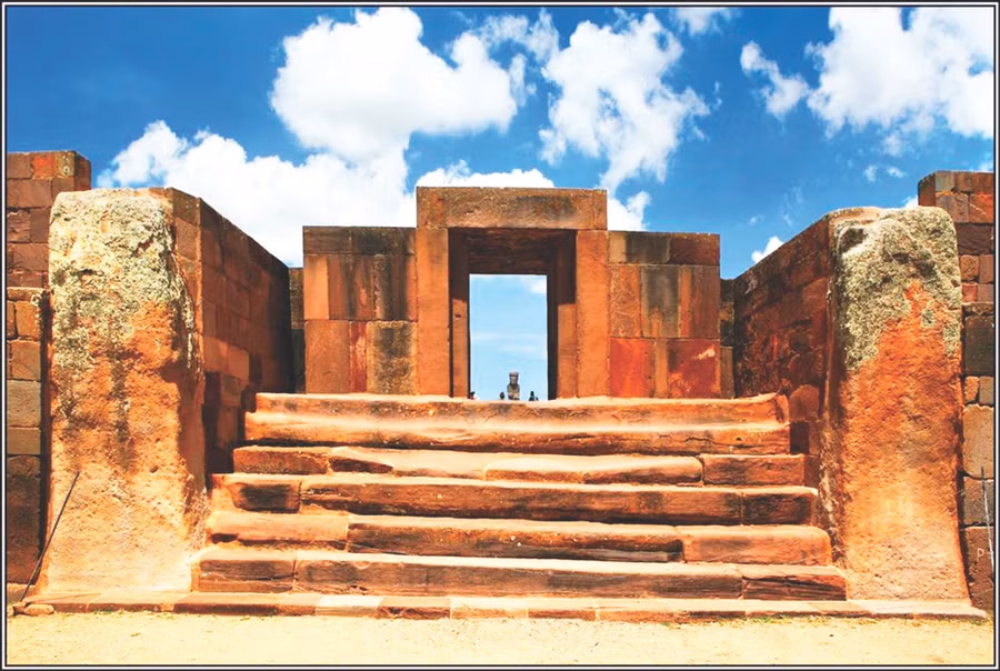 Cổng vào khu quần thể đền Kalasasaya tại Tiwanaku, có bậc chỉ làm từ một phiến đá nguyên khối dài đến 10m.