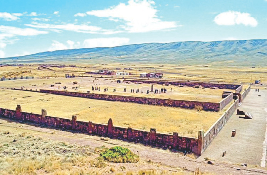 Bức tường bao quanh ngôi đền Kalasasaya. Bức tường bao quanh ngôi đền Kalasasaya.