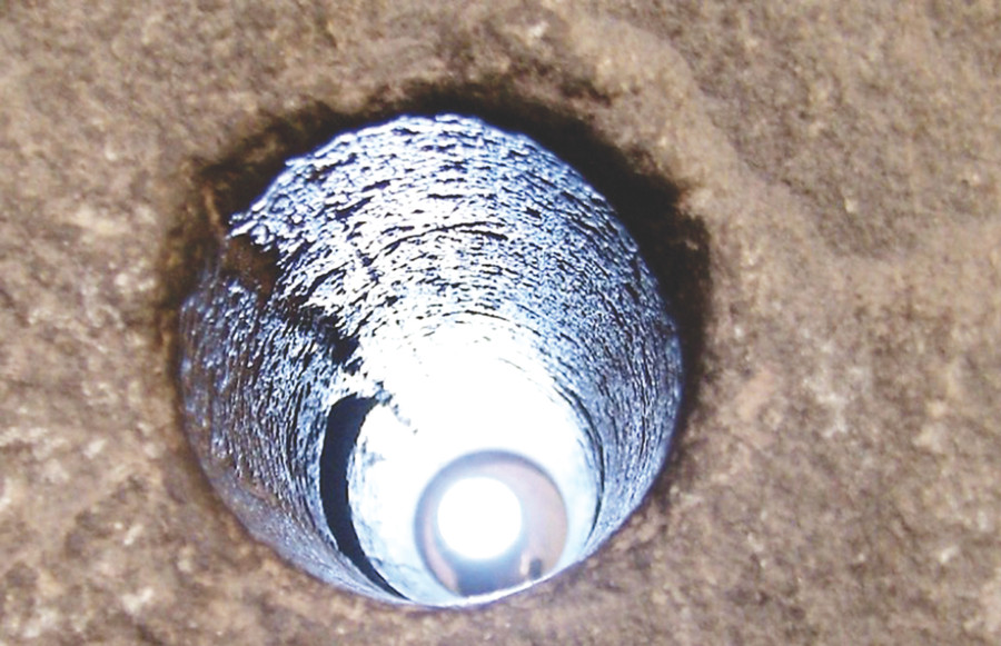 Cận cảnh của một lỗ khoan trên một phiến đá. Cận cảnh của một lỗ khoan trên một phiến đá.