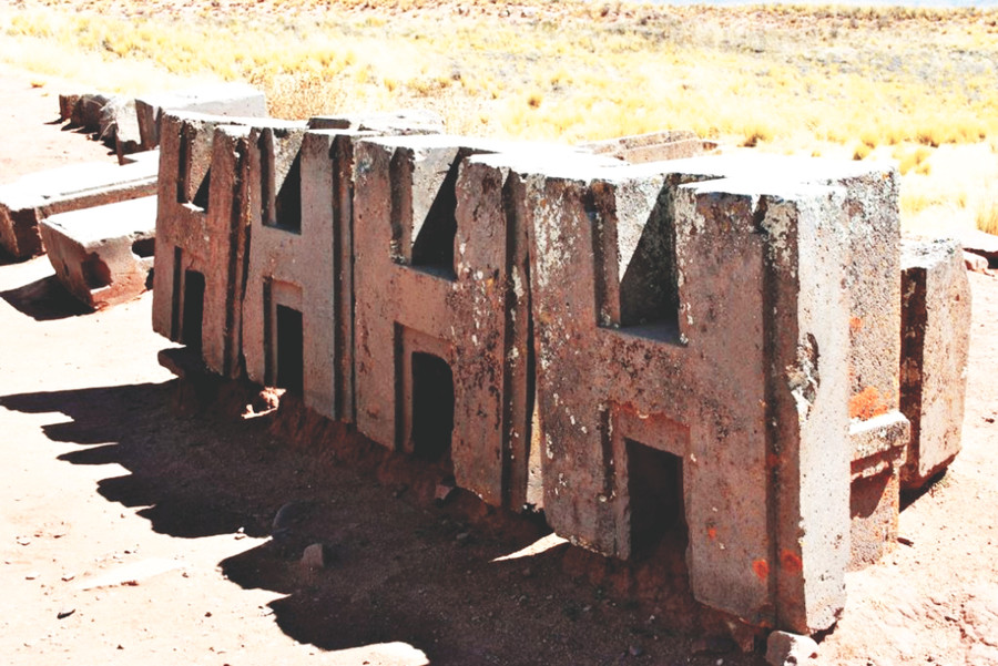 Các phiến đá hình chữ H được xẻ rãnh và lắp ghép vào nhau theo các liên kết cực kỳ phức tạp. Các phiến đá hình chữ H được xẻ rãnh và lắp ghép vào nhau theo các liên kết cực kỳ phức tạp.