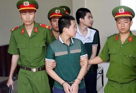 Các bị cáo bị dẫn giải sau khi nghe toàn tuyên án.