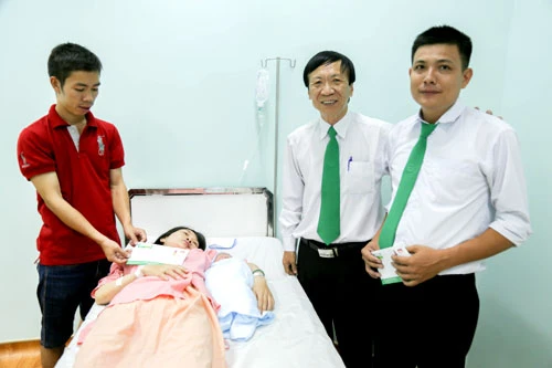 Tài xế taxi nhanh trí giúp sản phụ hạ sinh ngay trên xe