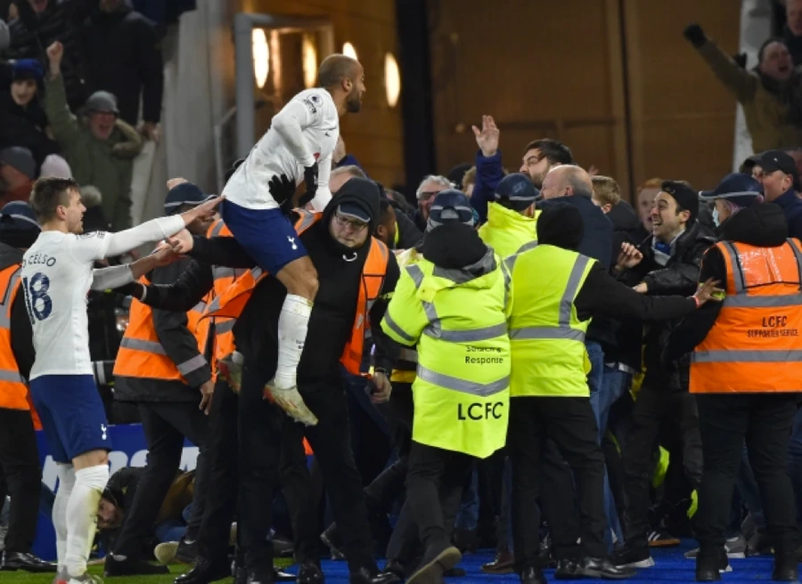 Moura "cười đầu cưỡi cổ" huấn luyện viên đội nhà Tottenham.