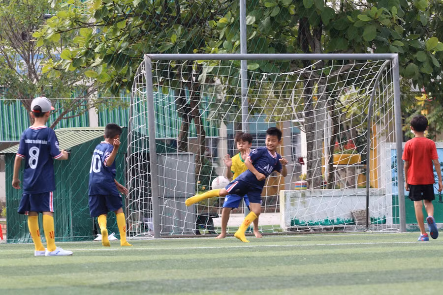 Các em học sinh rất háo hức chờ đợi giải đấu khởi tranh.