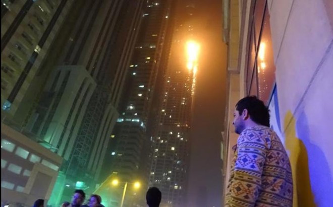 Ảnh lửa bao trùm tòa chung cư cao nhất thế giới