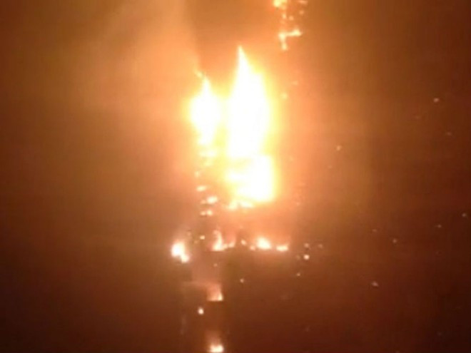 Ảnh lửa bao trùm tòa chung cư cao nhất thế giới