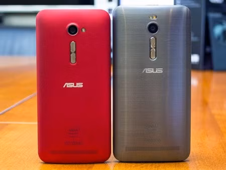 Phiên bản giá rẻ (trái) có thiết kế tương tự với phiên bản cao cấp, ngoại trừ màn hình nhỏ hơn