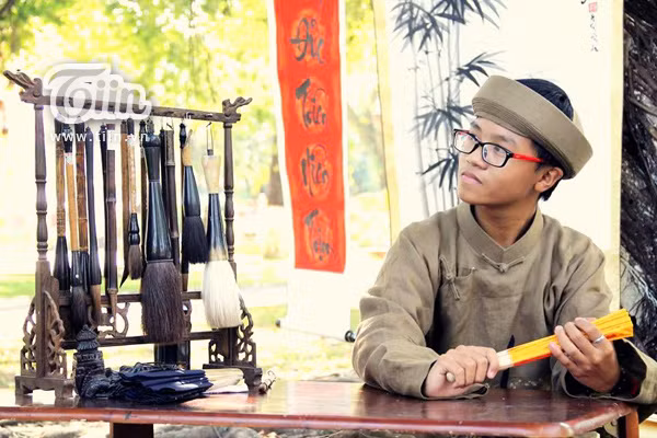 "Ông đồ nhí" 16 tuổi với bộ sưu tập hơn 1.000 bức thư pháp