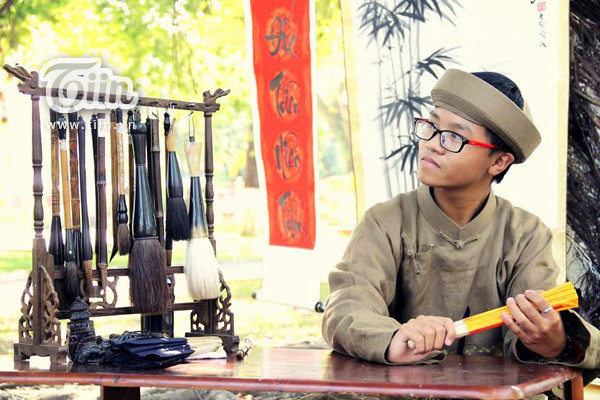 Ông đồ nhí 8 năm ra lò 1000 bức thư pháp