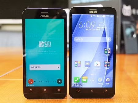 Phiên bản giá rẻ (trái) có thiết kế tương tự với phiên bản cao cấp, ngoại trừ màn hình nhỏ hơn