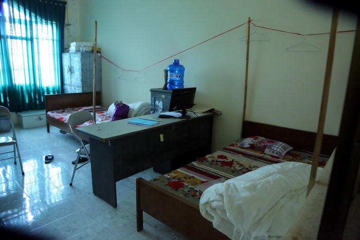 15 ngày cách ly in 3 vòng trong khu in, sao đề, quần áo mang vài bộ, mặc và giặt giũ luôn tại khu cách ly. Nhiều cán bộ nhiều ngày liền để nguyên bộ râu không cạo, không cắt tóc. Ảnh: Việt Hà 15 ngày cách ly in 3 vòng trong khu in, sao đề, quần áo mang vài bộ, mặc và giặt giũ luôn tại khu cách ly. Nhiều cán bộ nhiều ngày liền để nguyên bộ râu không cạo, không cắt tóc. Ảnh: Việt Hà