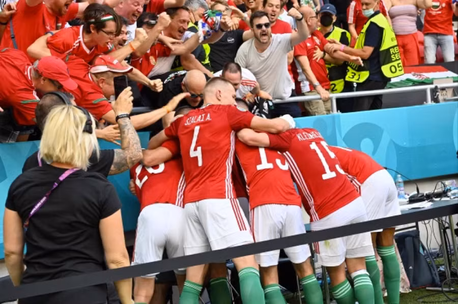 Khán giả Hungary cuồng nhiệt trên các khán đài sân Puskas Arena.
