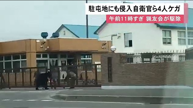 Các trường học đã phải đóng cửa khi gấu nâu hung hãn lao xuống phố ở Sapporo Các trường học đã phải đóng cửa khi gấu nâu hung hãn lao xuống phố ở Sapporo
