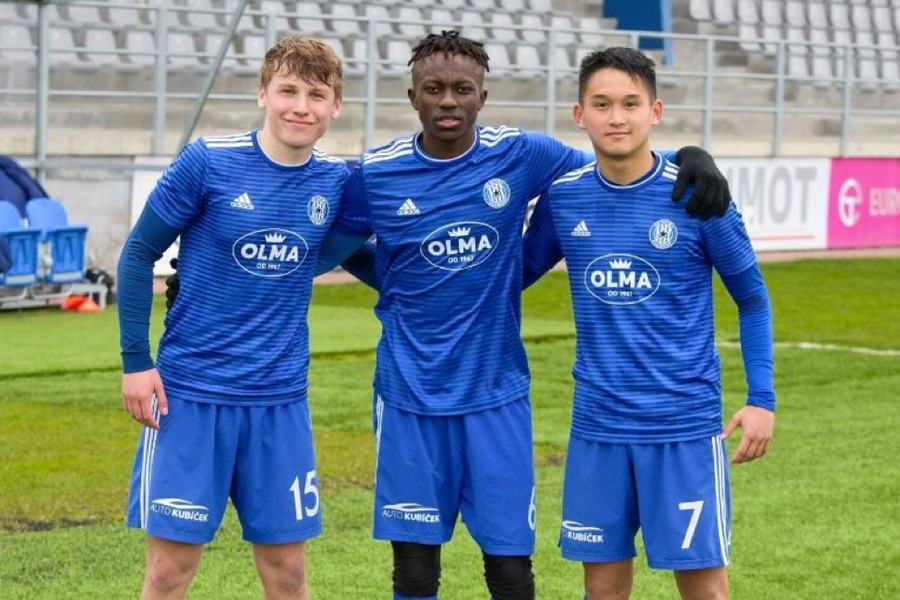 Andrej Nguyễn An Khánh (ngoài cùng bên phải) liên tục toả sáng trong màu áo U19 Sigma Olomouc. Andrej Nguyễn An Khánh (ngoài cùng bên phải) liên tục toả sáng trong màu áo U19 Sigma Olomouc.