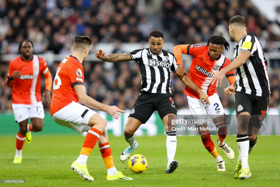 Newcastle vs Luton 4-4: Trận đấu kinh điển mọi thời đại tại St James&apos; Park khiến Newcastle mới chỉ có 33 điểm, xếp vị trí thứ 9. Tân binh Luton đang có phong độ tốt, họ sở hữu 20 điểm, tạm xếp thứ 16.