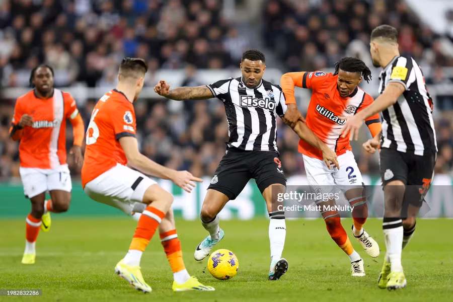 Newcastle vs Luton 4-4: Trận đấu kinh điển mọi thời đại tại St James' Park khiến Newcastle mới chỉ có 33 điểm, xếp vị trí thứ 9. Tân binh Luton đang có phong độ tốt, họ sở hữu 20 điểm, tạm xếp thứ 16.