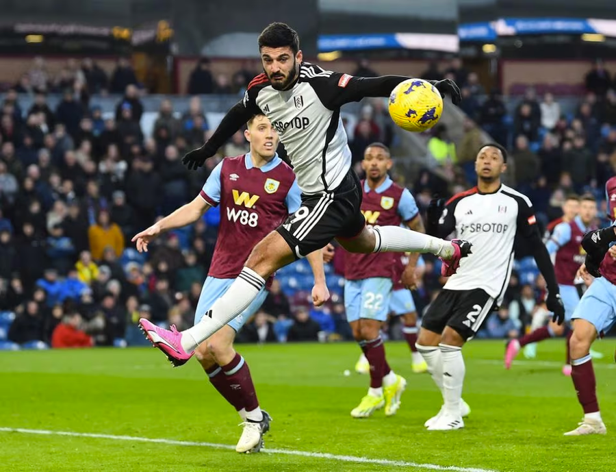 Burnley vs Fulham 2-2: Kết quả hoà khiến Burnley tiếp tục ngụp lặn dưới đáy bảng xếp hạng khi mới chỉ có vỏn vẹn 13 điểm. Fulham tạm thời leo lên vị trí thứ 12 với 26 điểm.