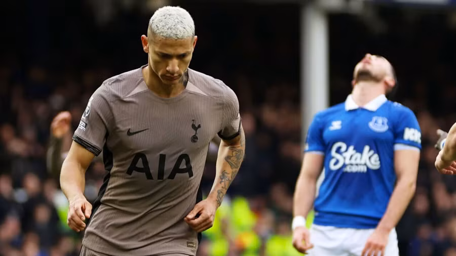 Everton vs Tottenham 2-2: Richarlison lập cú đúp bàn thắng nhưng không thể giúp Tottenham có 3 điểm trọn vẹn. Kết quả này khiến thầy trò Ange Postecoglou tạm xếp vị trí thứ 5, Everton xếp thứ 18 sau 23 vòng đấu.