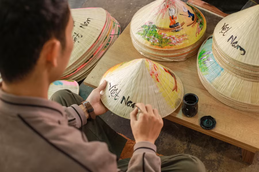 Các loại nón có kích thước khác nhau đều được vẽ lên nhằm đa dạng sản phẩm hàng hóa, đáp ứng nhu cầu cho du khách.