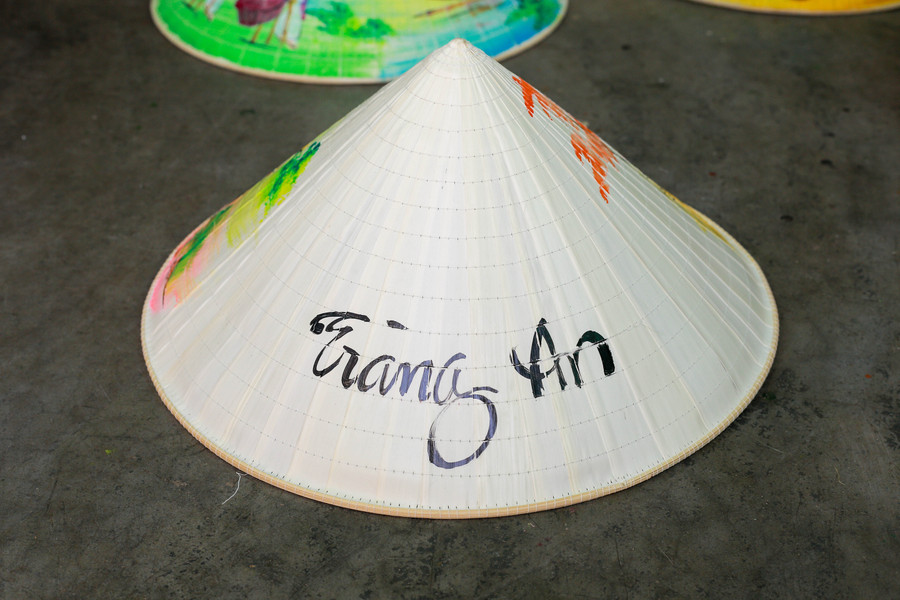 Tùy vào đặc trưng của mỗi vùng miền nhập hàng hoặc bán cho du khách để vẽ những địa điểm tại nơi đó. Tùy vào đặc trưng của mỗi vùng miền nhập hàng hoặc bán cho du khách để vẽ những địa điểm tại nơi đó.