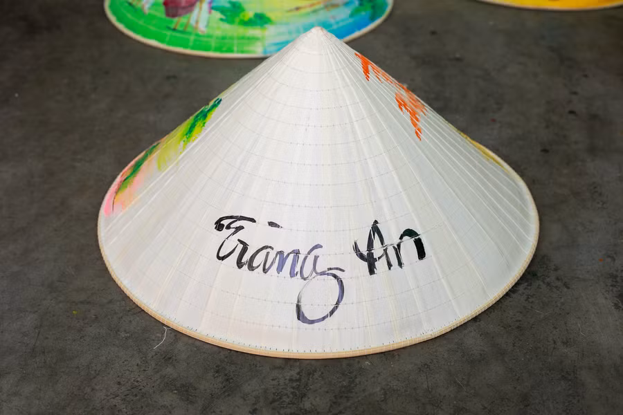 Tùy vào đặc trưng của mỗi vùng miền nhập hàng hoặc bán cho du khách để vẽ những địa điểm tại nơi đó.