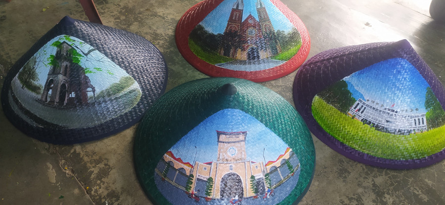 Một số địa điểm nổi tiếng tại TPHCM được vẽ trên nón như chợ Bến Thành, Dinh Độc Lập,… Một số địa điểm nổi tiếng tại TPHCM được vẽ trên nón như chợ Bến Thành, Dinh Độc Lập,…