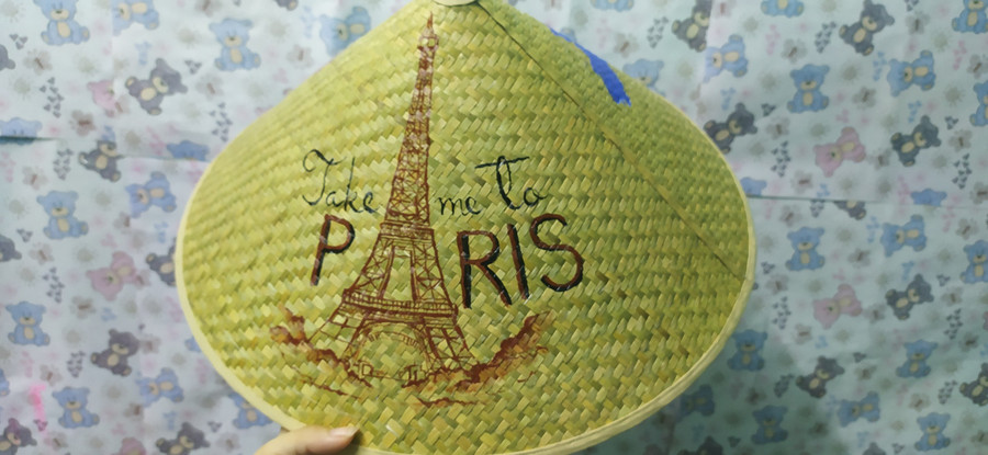 Một sản phẩm vẽ tháp Eiffel - địa điểm nổi tiếng ở thủ đô Paris của nước Pháp cho du khách nước ngoài. Một sản phẩm vẽ tháp Eiffel - địa điểm nổi tiếng ở thủ đô Paris của nước Pháp cho du khách nước ngoài.