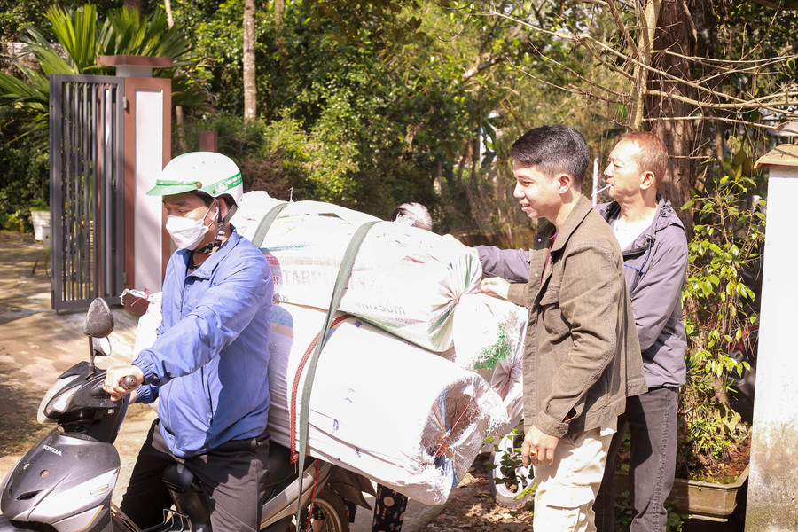 Nhiều cửa hàng lưu niệm đến đặt và lấy hàng của anh Hùng từ hàng sỉ cho đến hàng lẻ. Nhiều cửa hàng lưu niệm đến đặt và lấy hàng của anh Hùng từ hàng sỉ cho đến hàng lẻ.