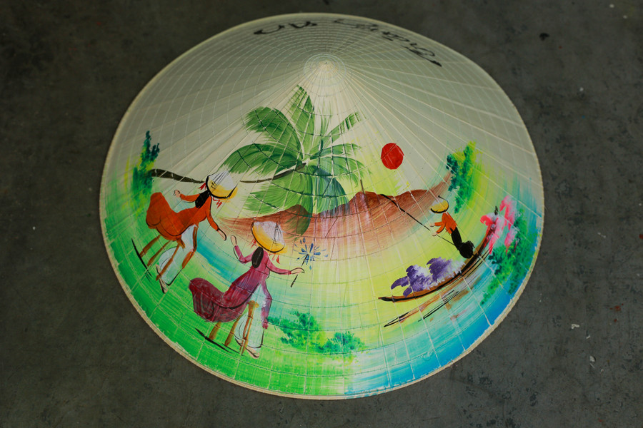 Hình ảnh các cô gái trong tà áo dài, áo bà ba được thể hiện qua bức tranh trên những chiếc nón lá. Hình ảnh các cô gái trong tà áo dài, áo bà ba được thể hiện qua bức tranh trên những chiếc nón lá.