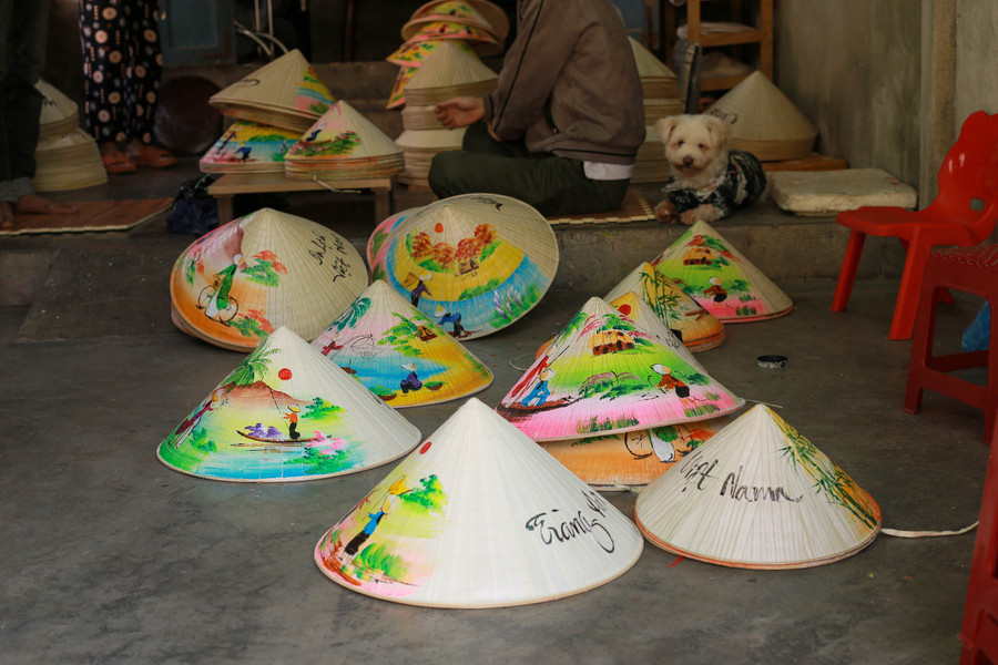 Tùy vào địa bàn phân phối xa hay gần mà có các loại giá nón khác nhau. Tùy vào địa bàn phân phối xa hay gần mà có các loại giá nón khác nhau.