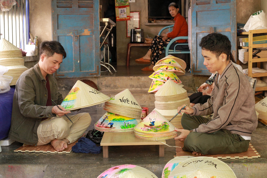 Nơi vẽ tranh cũng là ngôi nhà Gia Hùng đang sinh sống. Nơi vẽ tranh cũng là ngôi nhà Gia Hùng đang sinh sống.