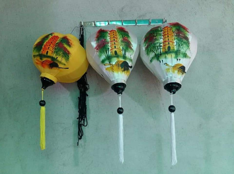 Vẽ tranh trên những chiếc đèn lồng. Vẽ tranh trên những chiếc đèn lồng.