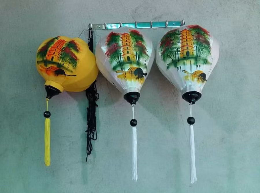 Vẽ tranh trên những chiếc đèn lồng.